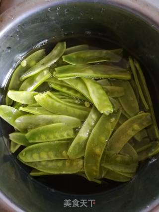 蒸荷兰豆的做法步骤：1