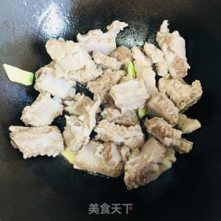 茭白烧排骨的做法步骤：4