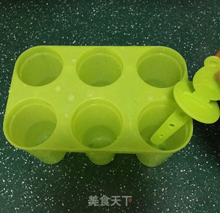 香蕉火龙果牛奶棒冰的做法步骤：9