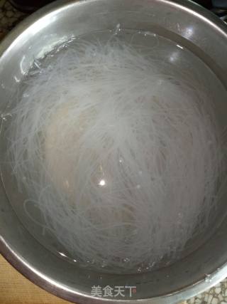 菠菜炒粉丝的做法步骤：1