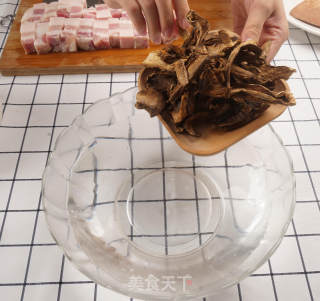 【小森妈妈菜谱】鲜香下饭菜-五花肉炒牛肝菌的做法步骤：1