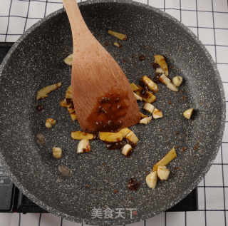 【小森妈妈菜谱】鲜香下饭菜-五花肉炒牛肝菌的做法步骤：3