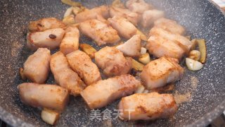 【小森妈妈菜谱】鲜香下饭菜-五花肉炒牛肝菌的做法步骤：5