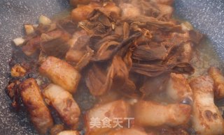 【小森妈妈菜谱】鲜香下饭菜-五花肉炒牛肝菌的做法步骤：7