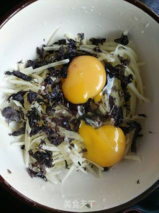 土豆丝紫菜鸡蛋饼的做法步骤：3