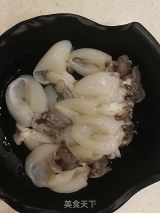 烧椒墨鱼仔的做法步骤：1