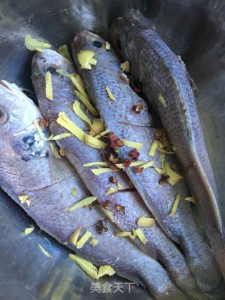 黄豆炖鱼的做法步骤：2