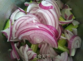 麻酱黄瓜拌洋葱的做法步骤：2