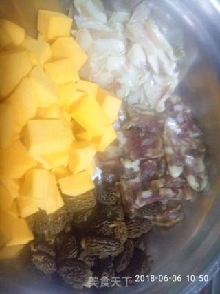 南瓜羊肚菌腊肉腊肠饭的做法步骤：1