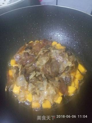 南瓜羊肚菌腊肉腊肠饭的做法步骤：2