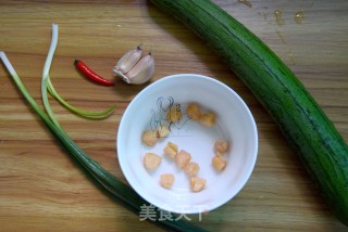 蒜蓉干贝蒸丝瓜的做法步骤：1