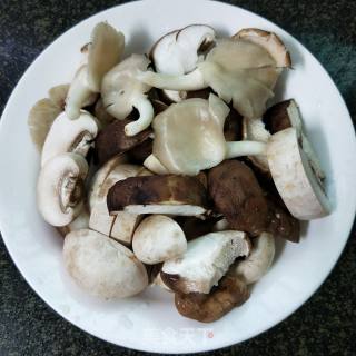 炒杂菇的做法步骤：2