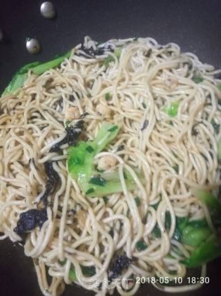 虾仁紫菜炒面的做法步骤：2