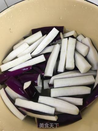 豆豉蒜蓉蒸茄子的做法步骤：2