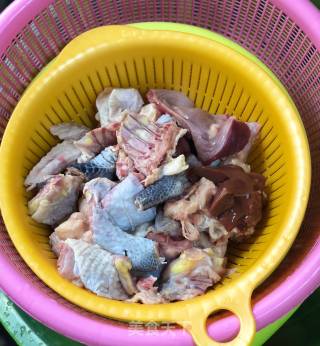 毛豆炒仔鸡的做法步骤：1
