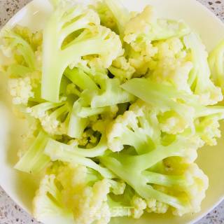 咸蛋黄炒花菜的做法步骤：2