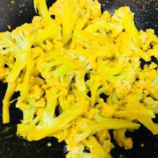 咸蛋黄炒花菜的做法步骤：4