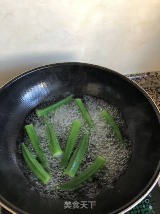 白灼秋葵的做法步骤：2