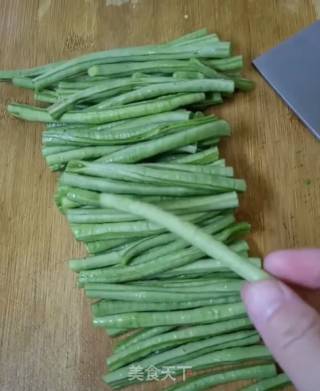 凉拌豇豆的做法步骤：1
