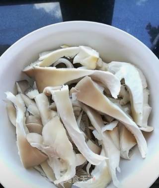 平菇素丸子的做法步骤：1