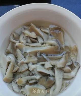 平菇素丸子的做法步骤：3
