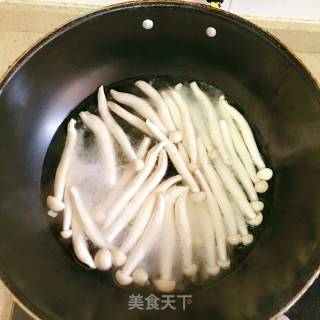 酥炸海鲜菇的做法步骤：2