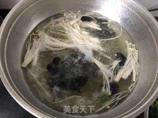 菠菜拌双菌的做法步骤：2