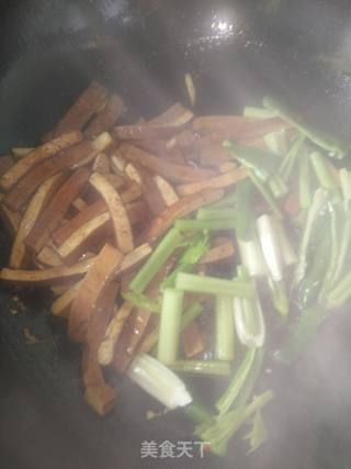 西芹炒香干的做法步骤：3