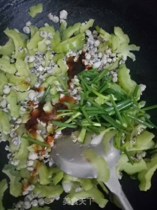 苦瓜炒蚬肉的做法步骤：6