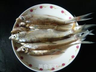 红烧小河鱼的做法步骤：1