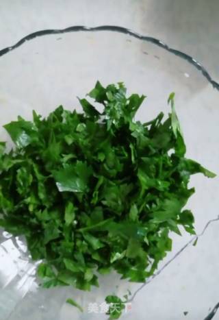 芹菜叶炒鸡蛋的做法步骤：2