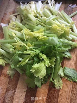 香芹炒油豆腐的做法步骤：2
