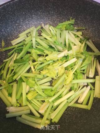 香芹炒油豆腐的做法步骤：3