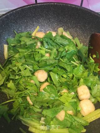 香芹炒油豆腐的做法步骤：5