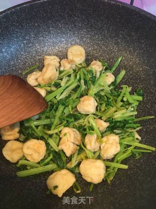 香芹炒油豆腐的做法步骤：6