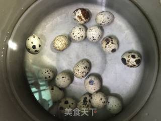 糖醋虎皮鹌鹑蛋的做法步骤：1