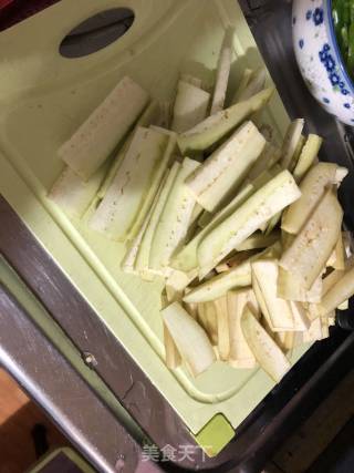 茄子炒辣椒的做法步骤：1