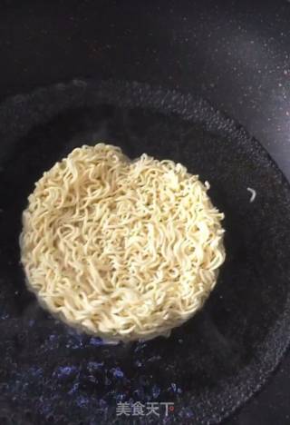 方便面火腿鸡蛋卷的做法步骤：1