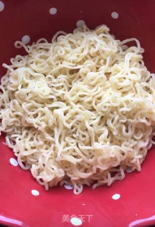 方便面火腿鸡蛋卷的做法步骤：4