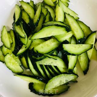 黄瓜炒鸡蛋的做法步骤：1