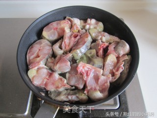 红烧鲶鱼的做法步骤：2