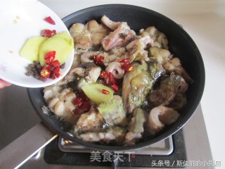红烧鲶鱼的做法步骤：4