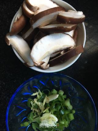 香菇炒芹菜的做法步骤：3