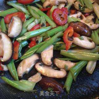 香菇炒芹菜的做法步骤：7