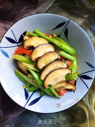 香菇炒芹菜的做法步骤：10