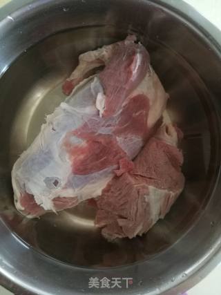祖传酱牛腱子的做法步骤：1