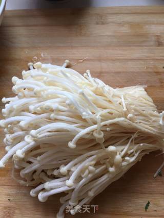 “蒸菜”肉末剁椒蒸金针菇的做法步骤：1