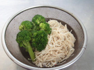 西兰花拌金针菇的做法步骤：5