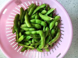 水煮毛豆的做法步骤：1