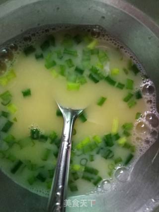 葱花鸡蛋饼的做法步骤：2